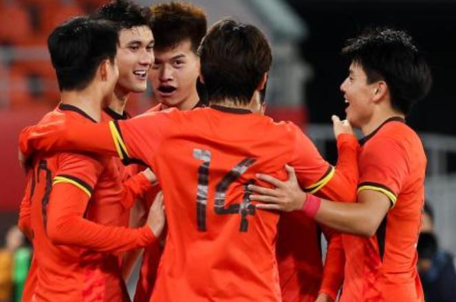 北京时间11月18日，明天的熊猫杯国际邀请赛第三轮赛程和对阵如下：

第一场15