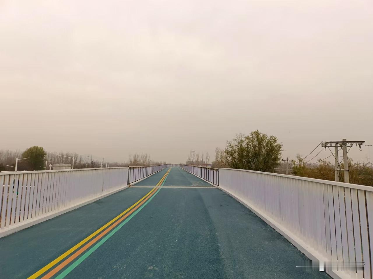 梁东方
一条道路在短时间内建成，总会给人一种凭空就天堑变通途的惊喜。很多路段都是