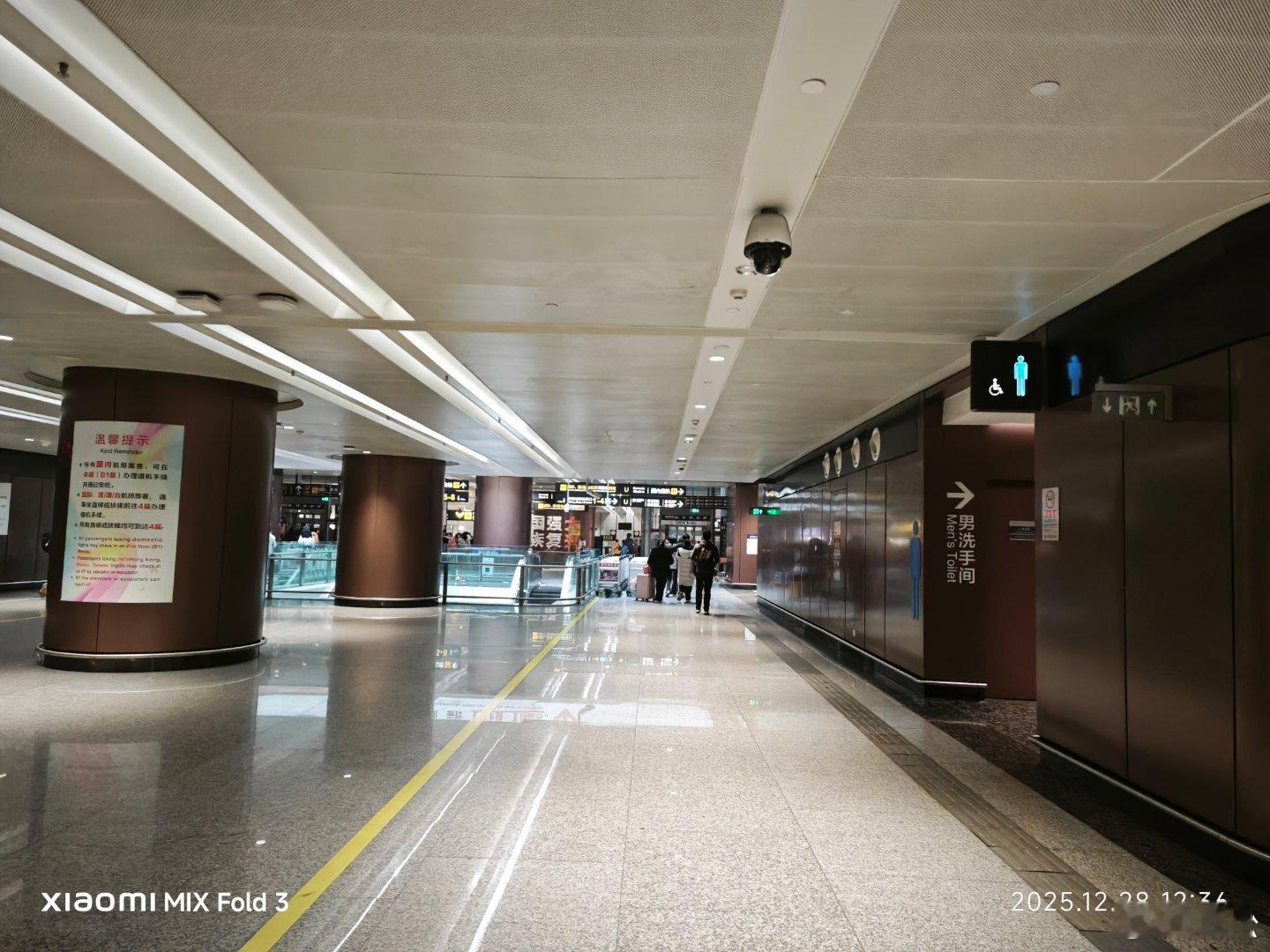 大兴机场太大了，但还是很方便的，确实一下地铁就有厕所，但是我上回没有发现，还怪人