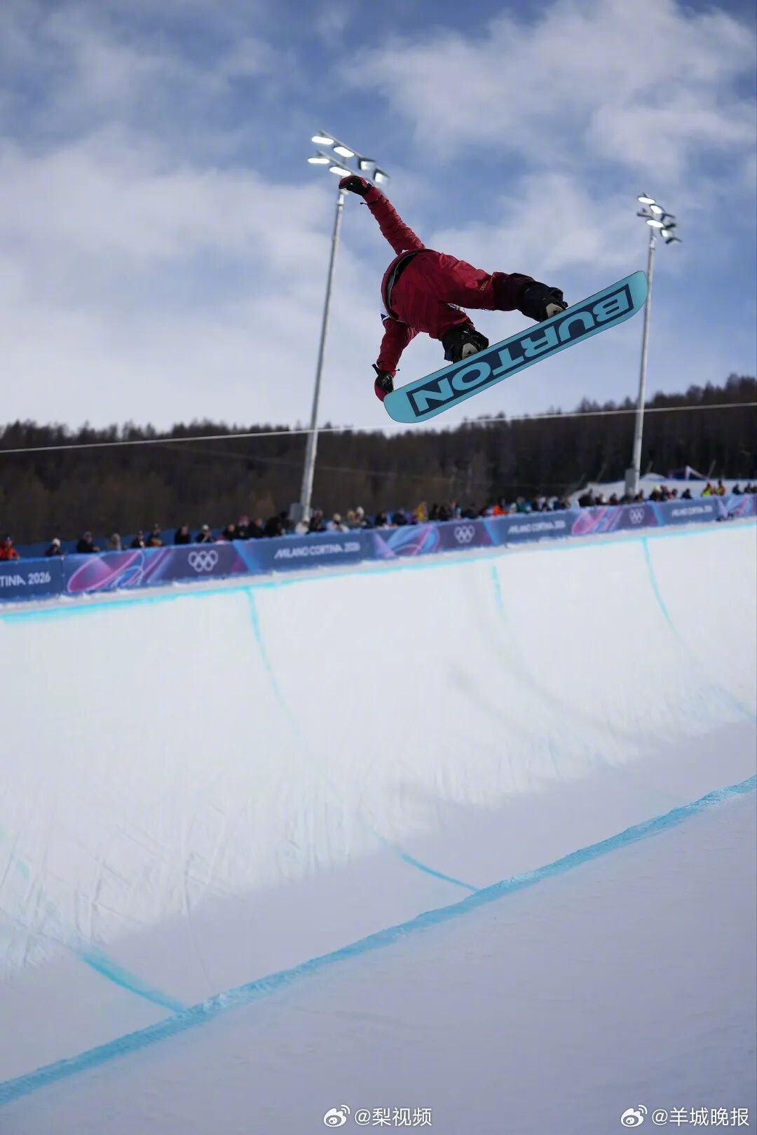 【#观众和选手为刘佳宇鼓掌#】#刘佳宇现场救治近10分钟# 当地时间2月11日，