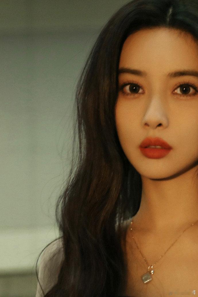 #孟子义鱼骨黑皮吊带##孟子义抹胸吊带背心# 谁懂我看到孟子义鱼骨黑皮吊带那一刻