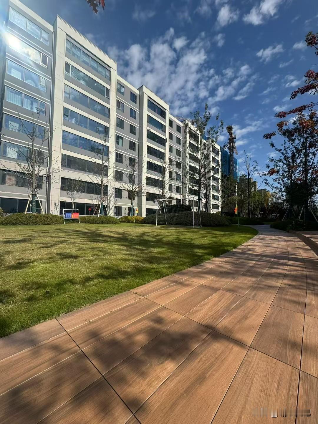 晒图笔记大赛今日艳阳高照，小区环境太好了，万科不愧是最干净的小区。