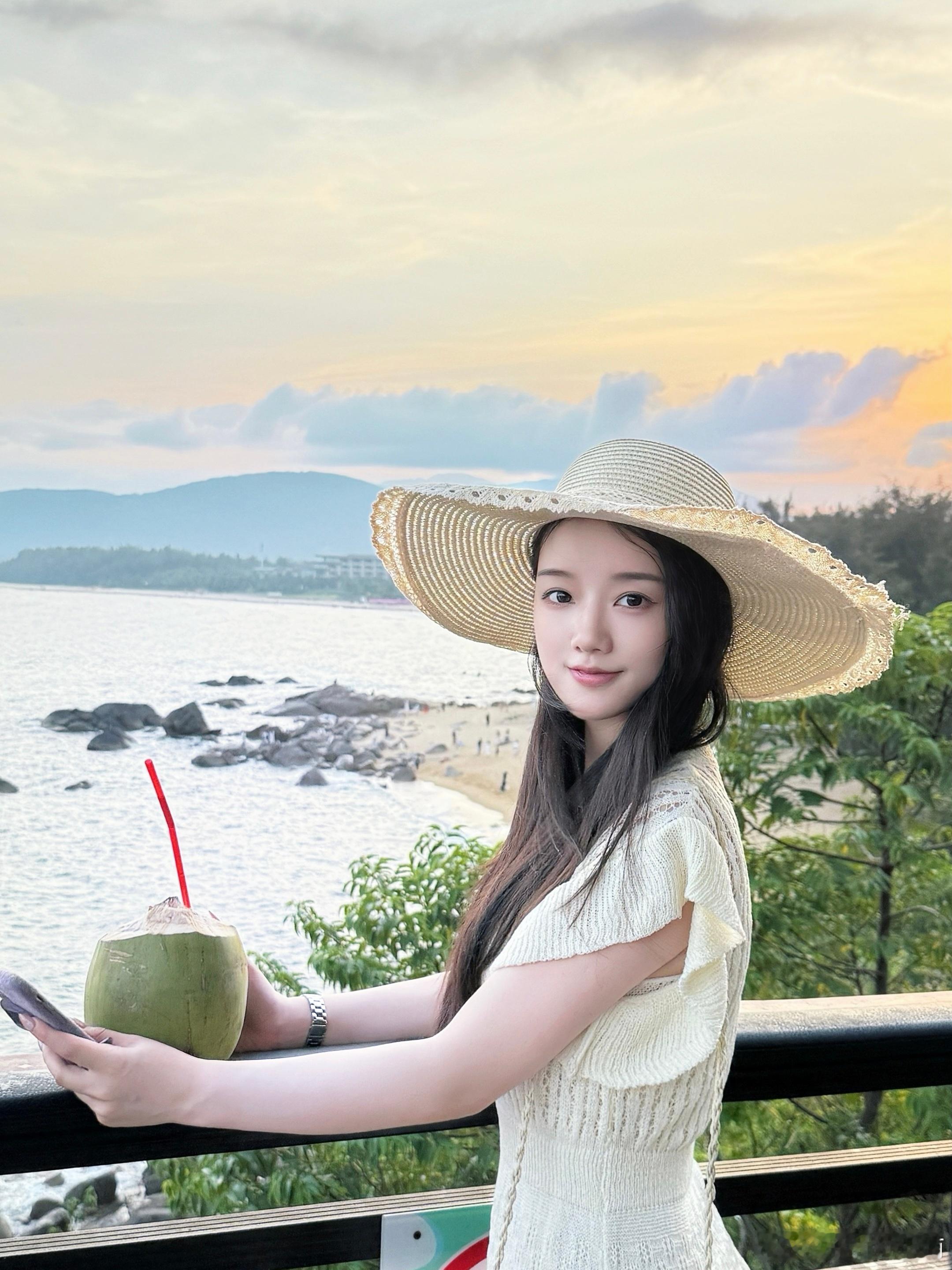 来看海啦！落地先喝椰子汁🥥  ​​​