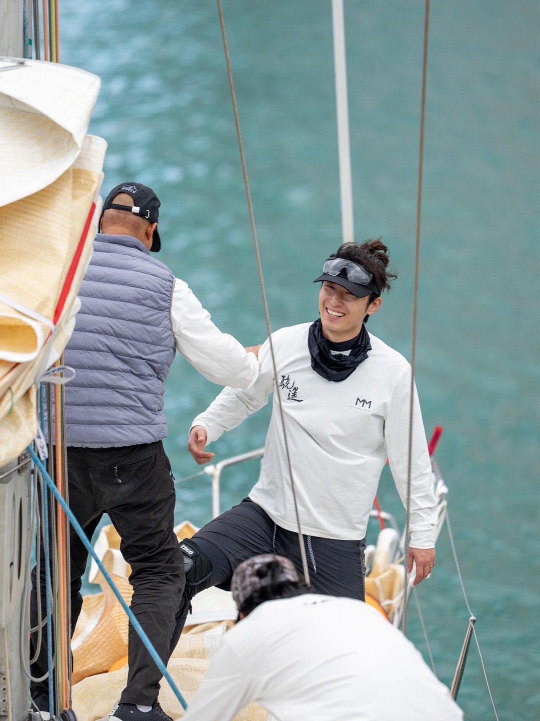 窦骁糙汉文学男主走进现实，随便拍都是大帅哥。 