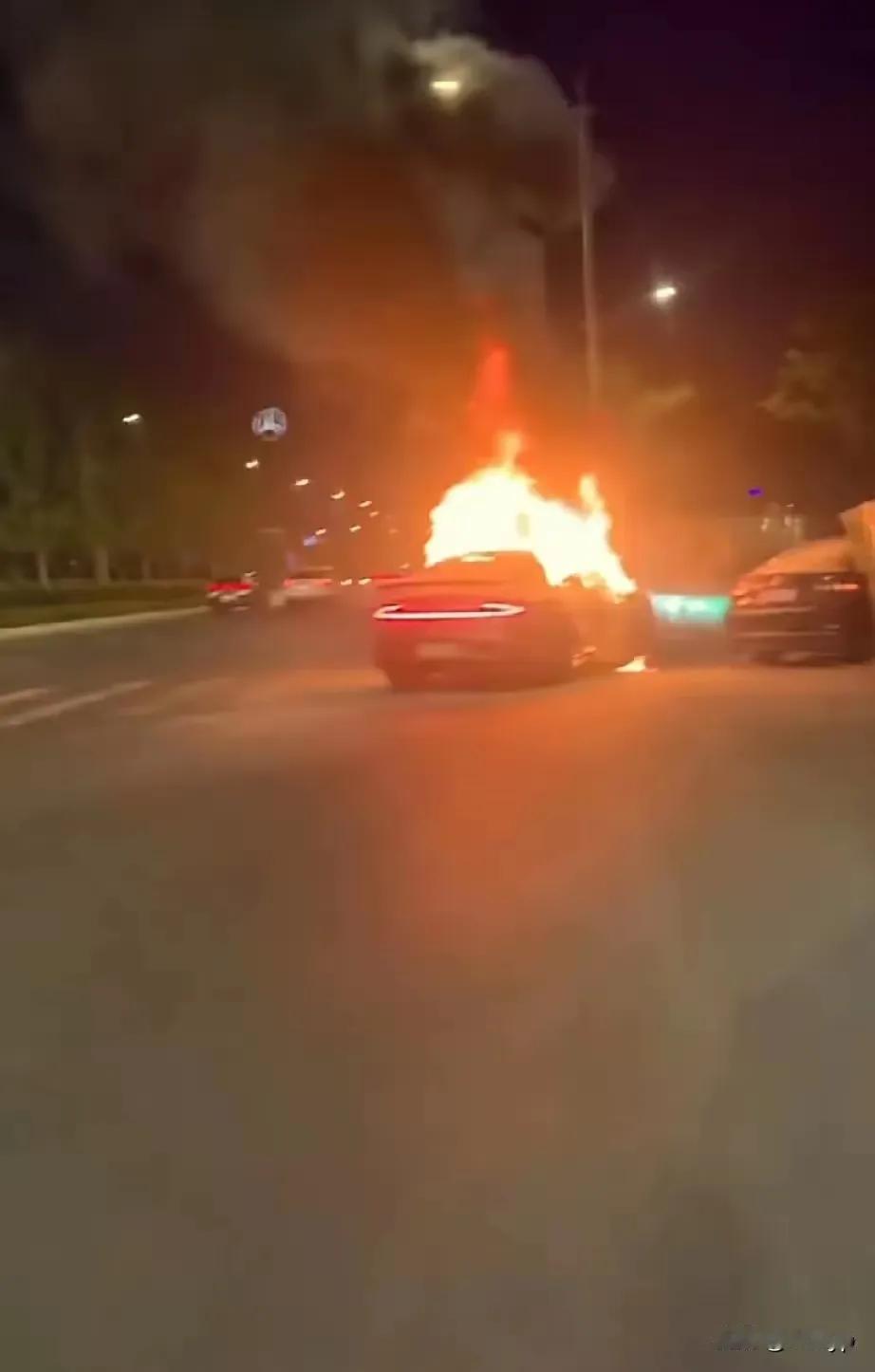 某品牌的电动车再次发生燃烧事件，如今整个市场提及该品牌，无不闻之色变。