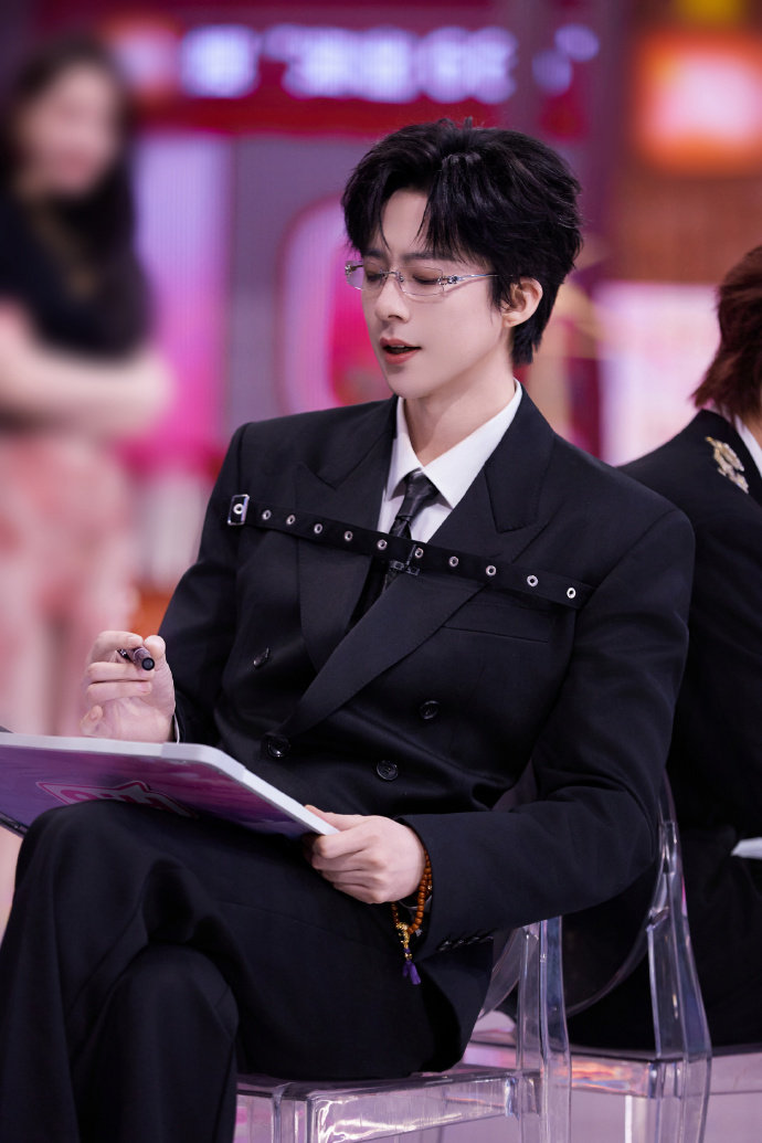 刘宇宁绑带黑西装眼镜高智感 刘宇宁不是社牛心态好非常敏感刘宇宁不是社牛心态好非常