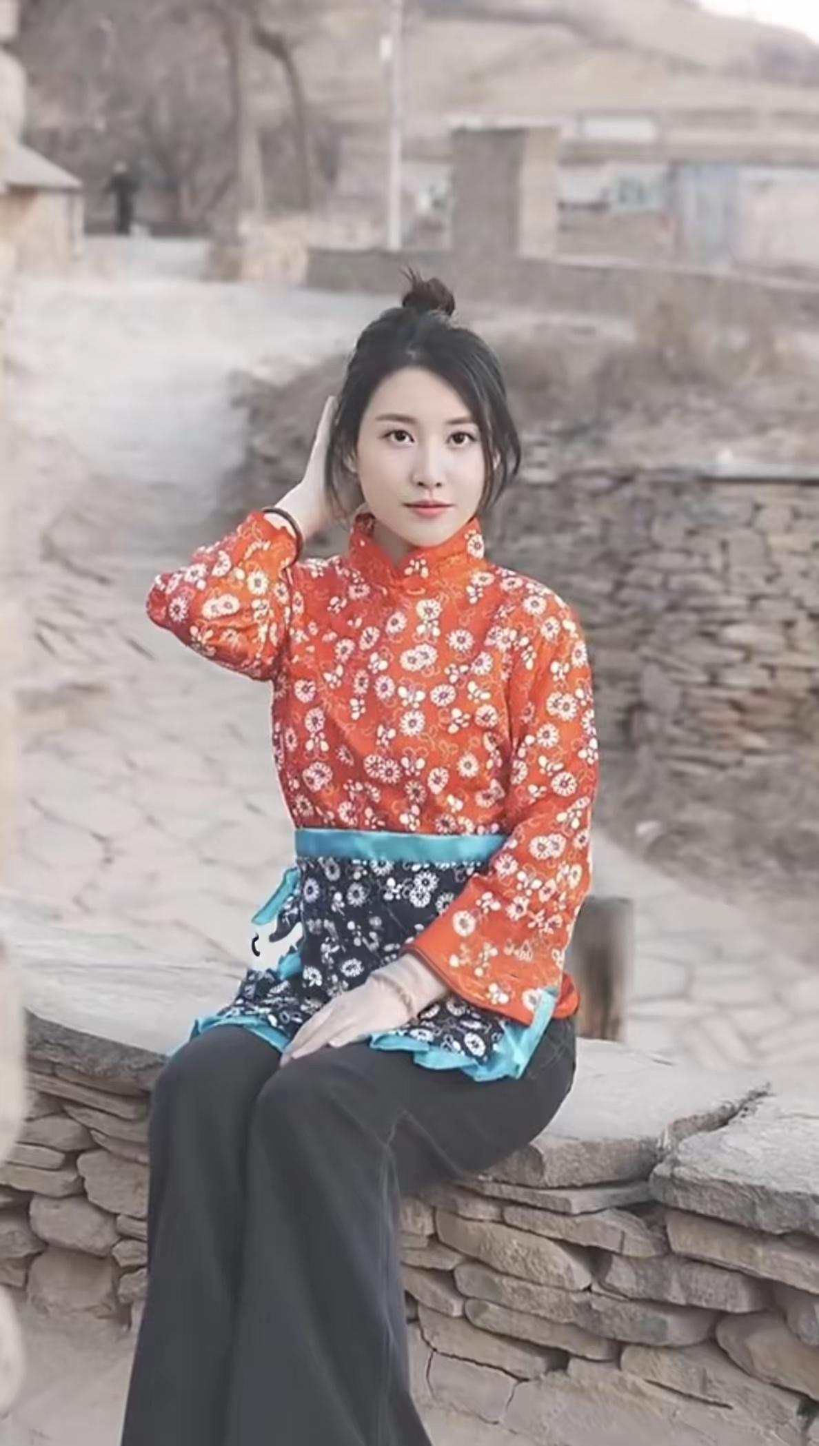 捣练子·别后牵挂
人远去，守空家，
日日牵肠念着他。
犹恐闲言生是非，
闭门深坐