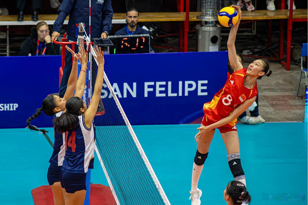 国际排坛动态2026女排U17世锦赛中国队3-0秘鲁队，小瓜女二传、队长宣亚辰这
