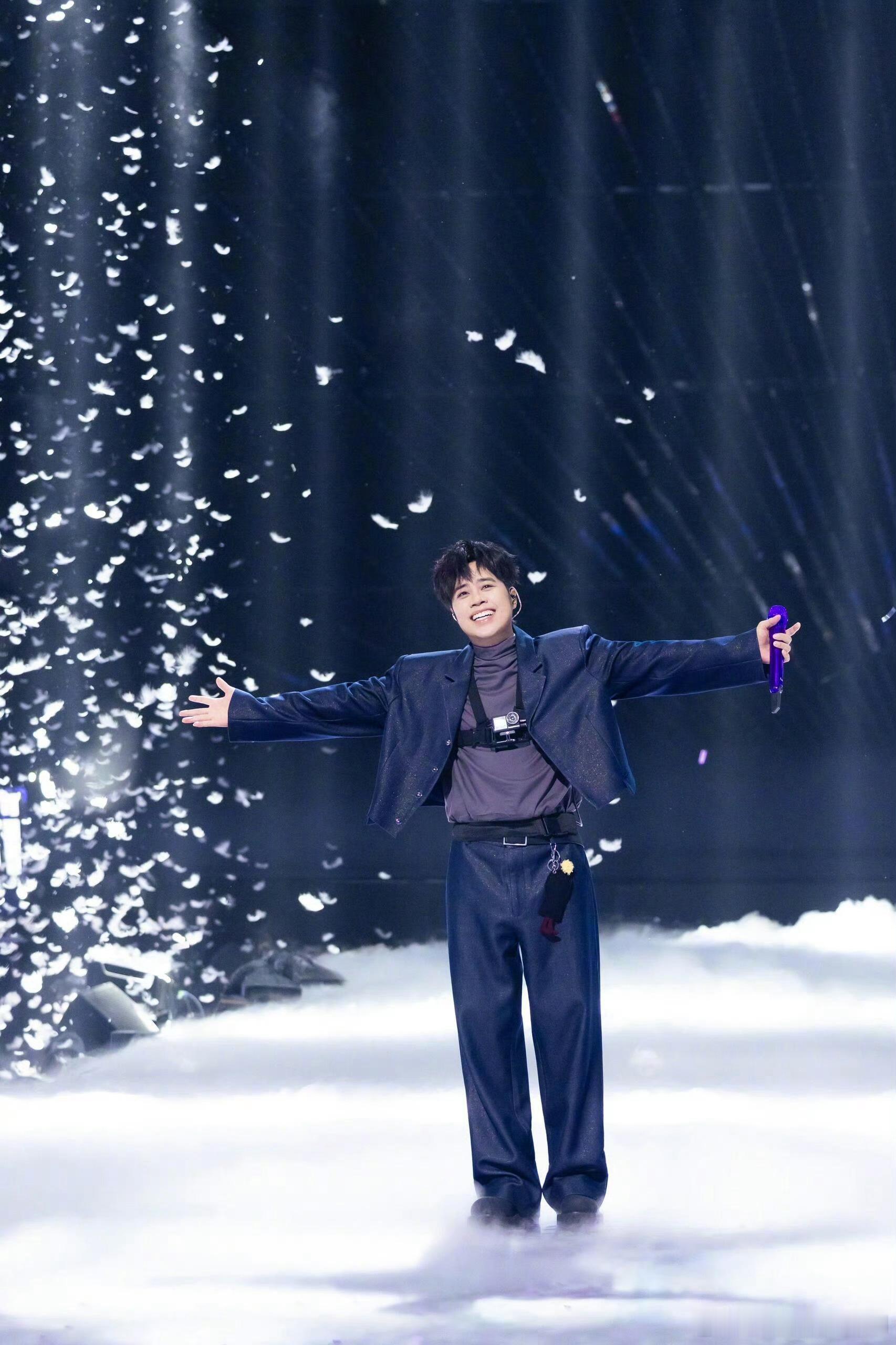 Tank自己也抢不到演唱会的票 笑晕！Tank自己都抢不到演唱会门票，在线求助没