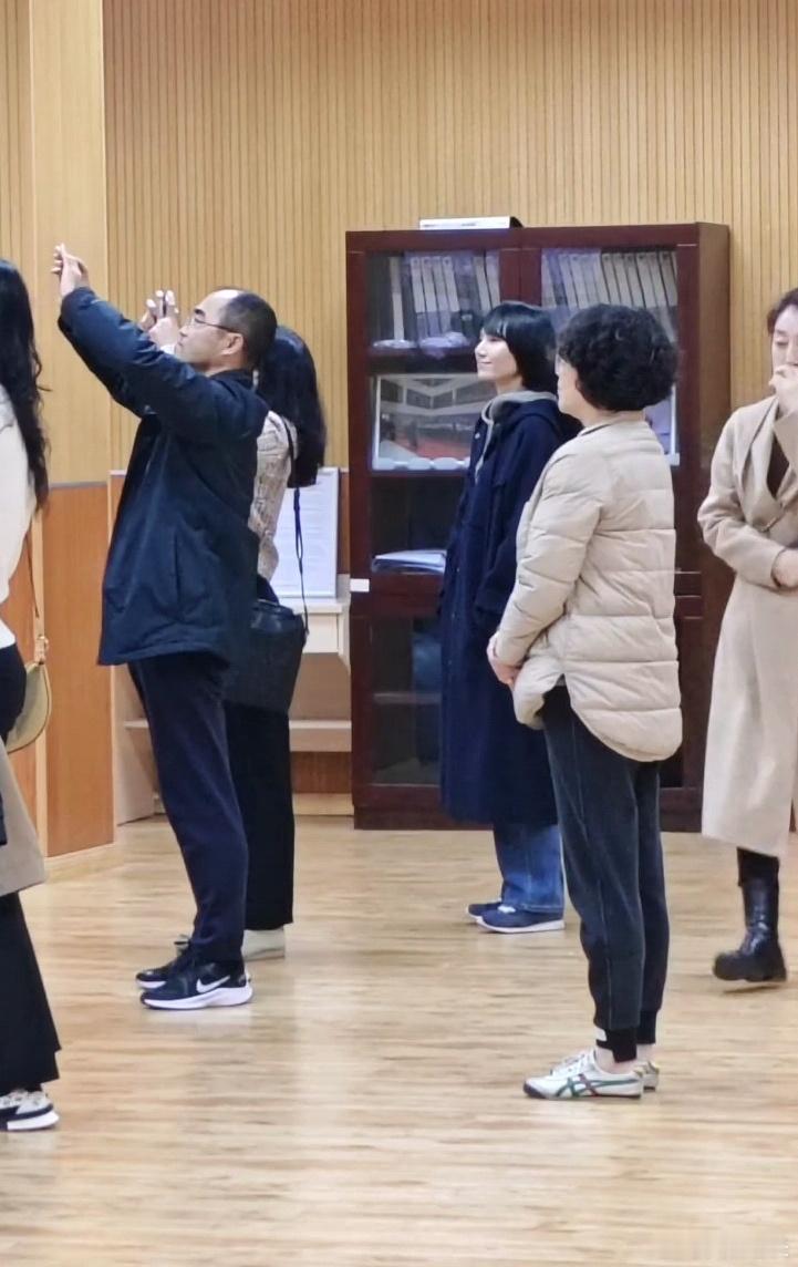 袁泉给女儿开家长会 袁泉现身学校开家长会 