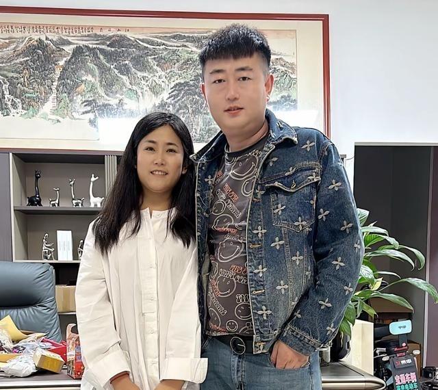 山东临沂费县网红“沂蒙三老板”去世！年仅38岁，满臂刺青，知情人透露细节原因。妻
