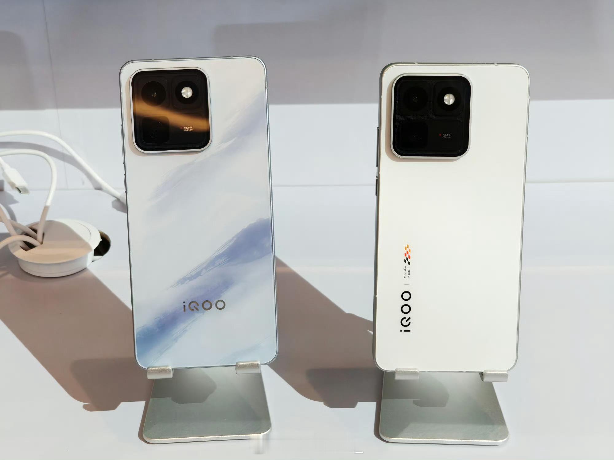 iQOO15T真机颜值+游戏性能双在线两款后盖设计风格迥异，水墨晕染款氛围感拉满