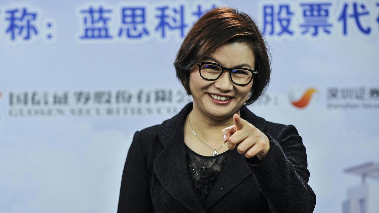 中国女首富换人了，而且公司利润还腰斩。
「打工妹」周群飞这个女首富，身家1270