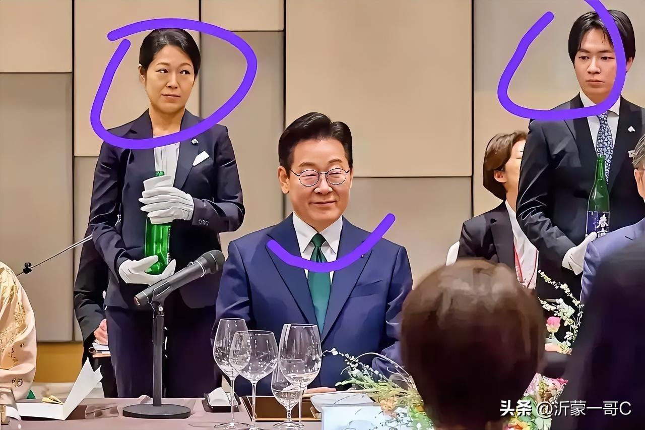 李在明面对高市早苗，一看就非常老练，看把日本倒酒两位男女紧张的不得了，生怕出错，
