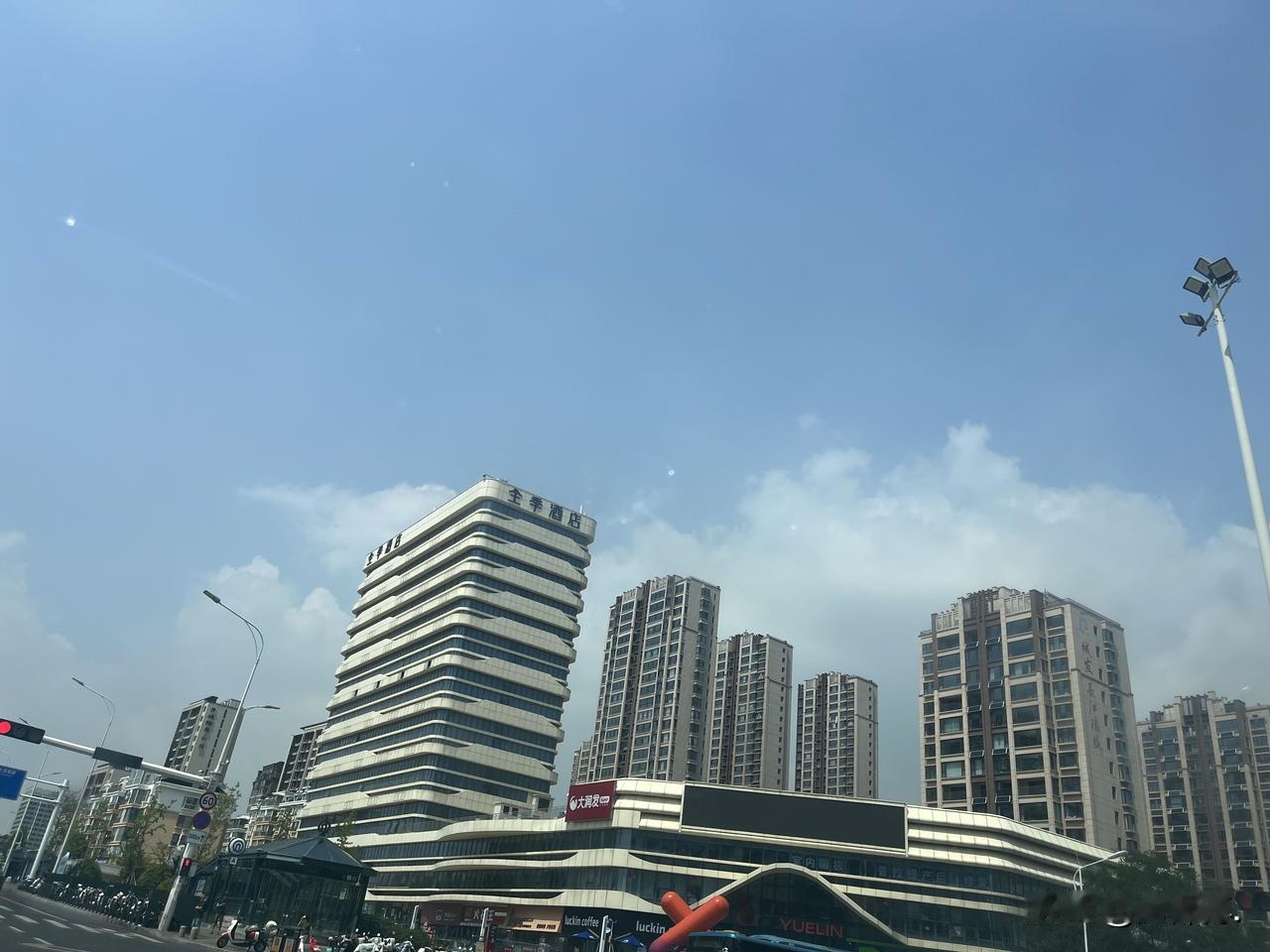城发长江瑞城，黄岛长江路附近，七八年前，被爆炒的一个盘。

现在，完全泯然众人矣