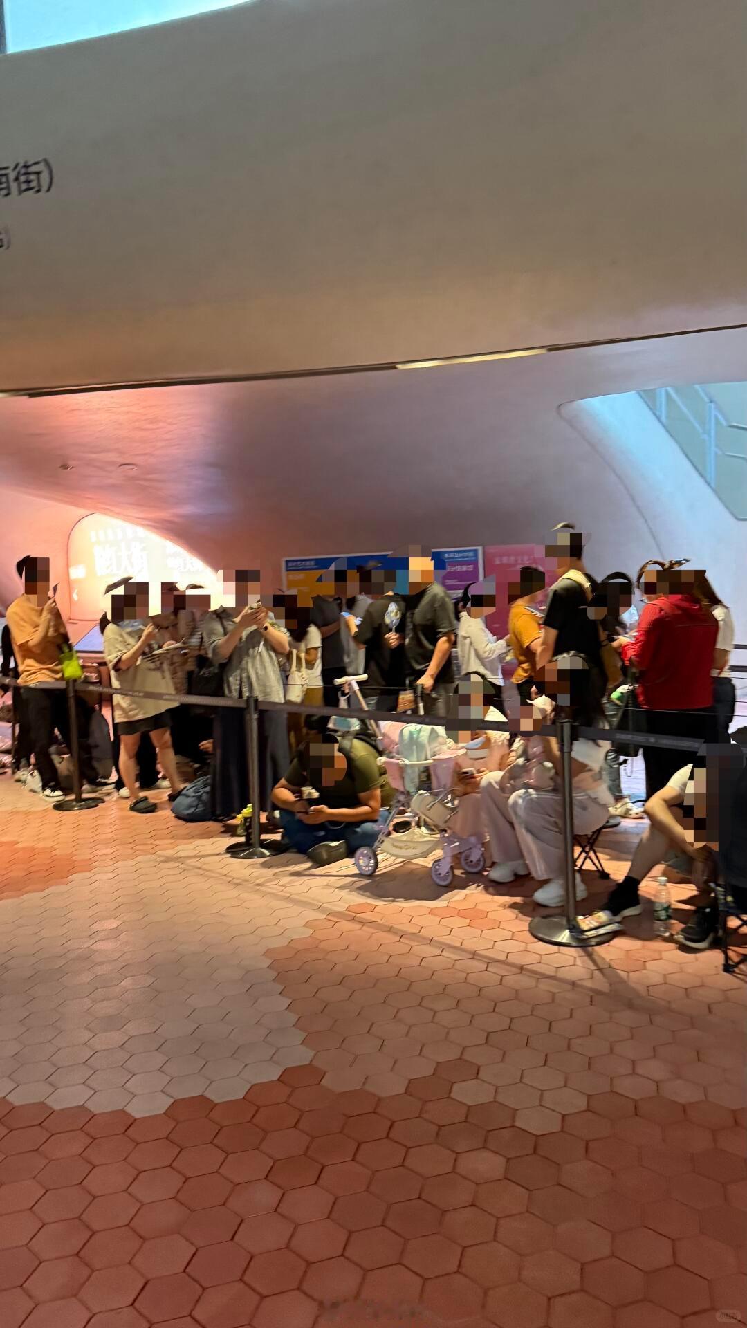 多年前，茶颜来深圳的时候还在罗湖的文和友，那时候就是排队到天荒地老，没想到还是得