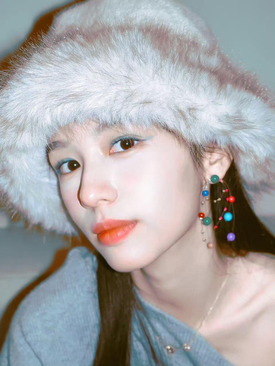 ✨周也冬日氛围感拉满！毛茸茸帽子搭配彩色串珠耳环，甜酷风拿捏