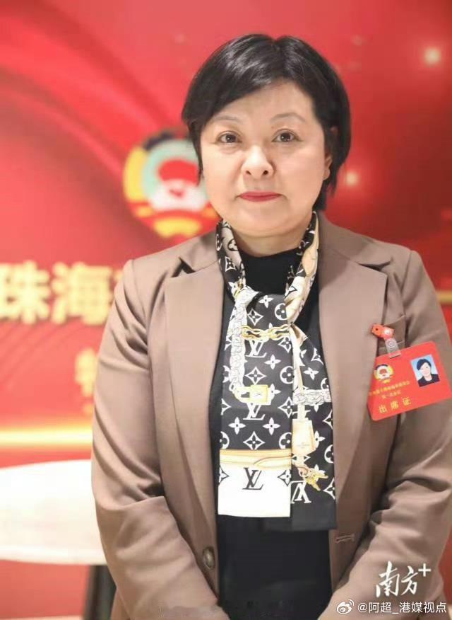 【#戴LV丝巾受访的女局长被查# 】10月9日，珠海市纪委监委网站发布消息：珠海