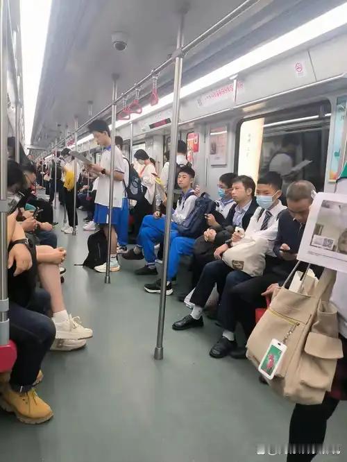 通勤路上，背包的人为啥变少了？

不知你发现没，现在早晚高峰的地铁、公交上，背着