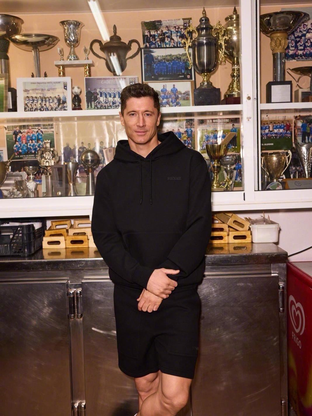 尊敬的审核员您好，正常男性穿搭，传递健康积极的生活方式，无不良引导，请勿误判🙏