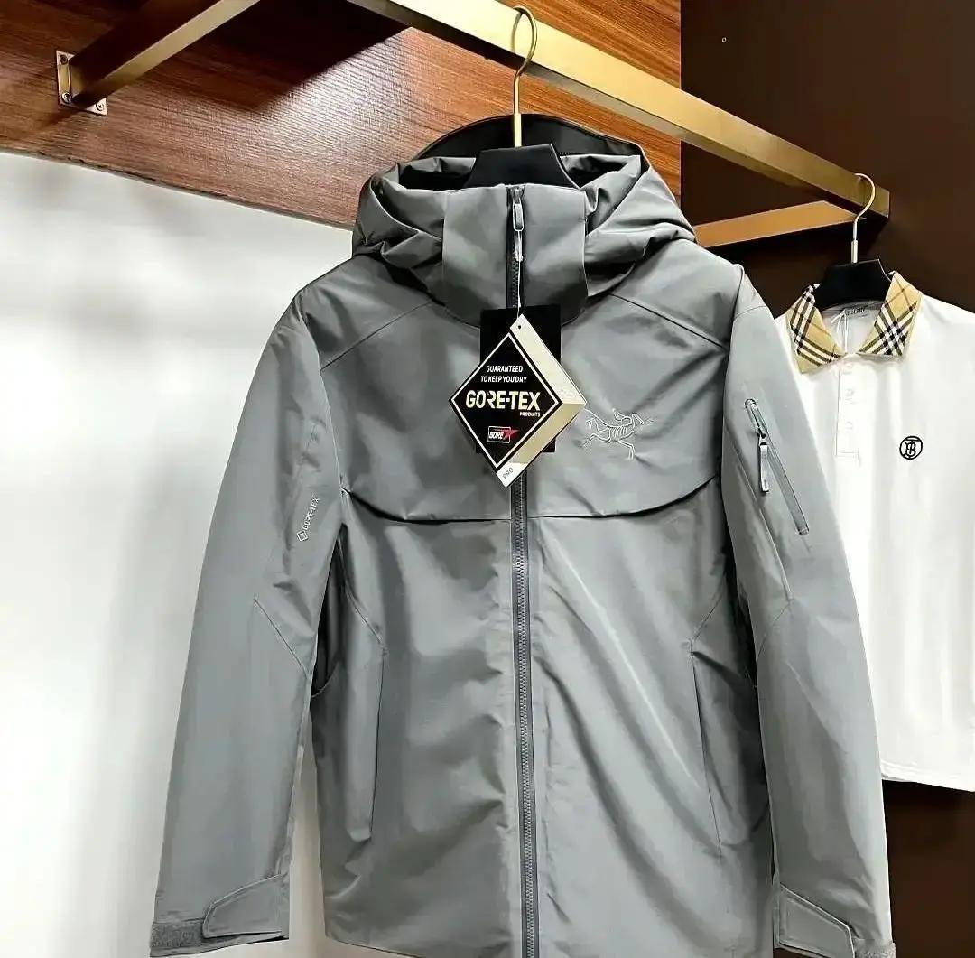 三里屯-7℃，一件1万2的滑雪服在排队买咖啡
 
不是去滑雪，只是上班。
 
羽