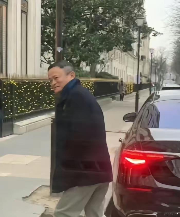 看老马在国外的退休生活过的不赖啊，满面春风的！ ​​​