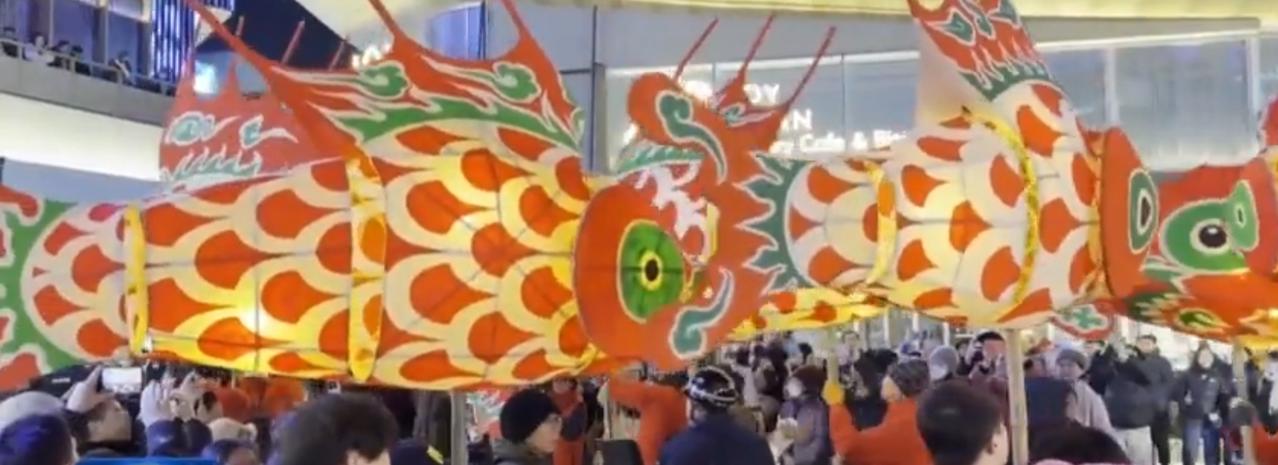 新年的北京，处处洋溢着热闹与活力。绚丽的龙形花灯穿梭在人群中，国潮围炉茶话会里满