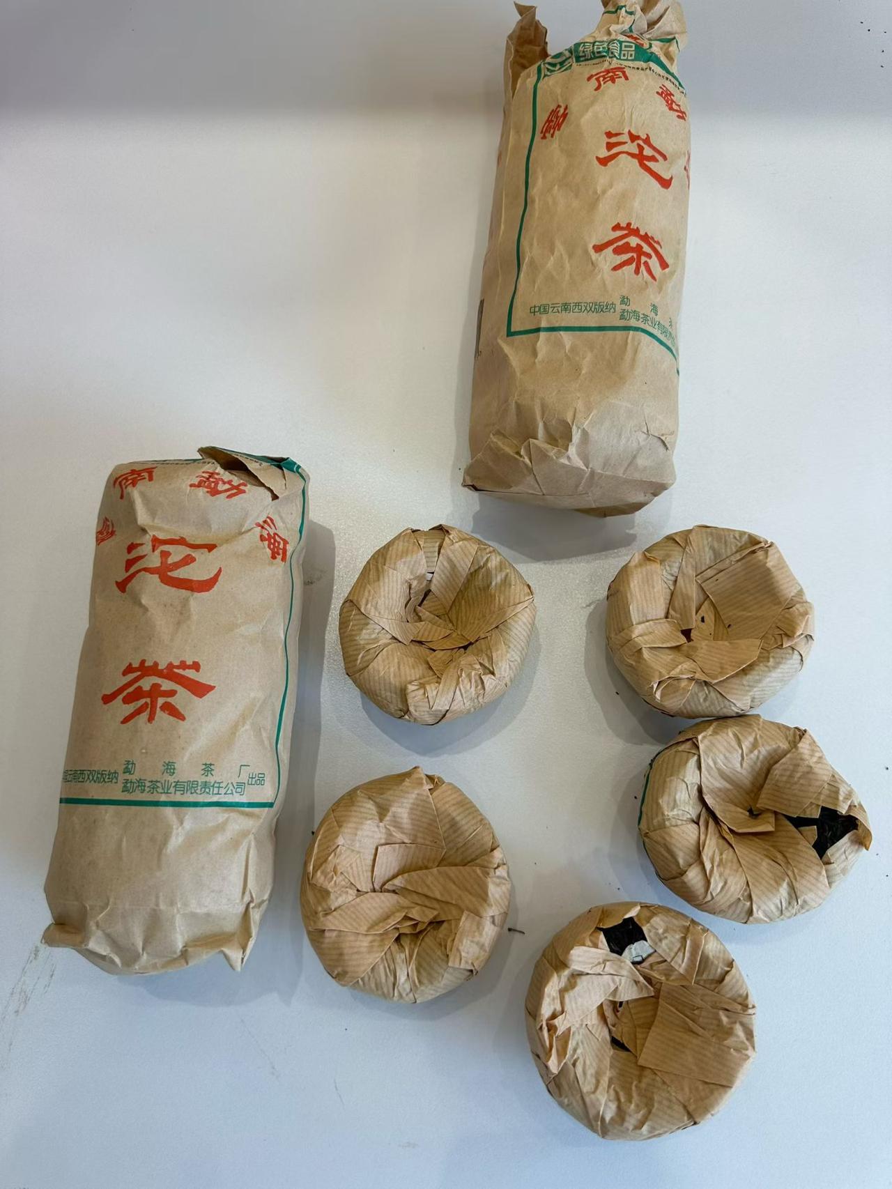 2003年大益勐海茶厂，勐海沱茶。红丝带➕小白票，仓储真好。有两条特别好的。整条