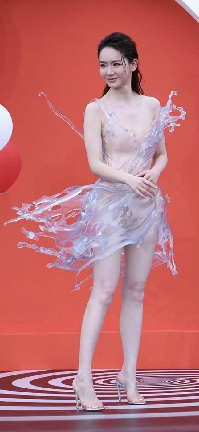 戚薇的3D打印水晶裙穿搭！戚薇 戚薇红毯造型 红毯上的小仙裙