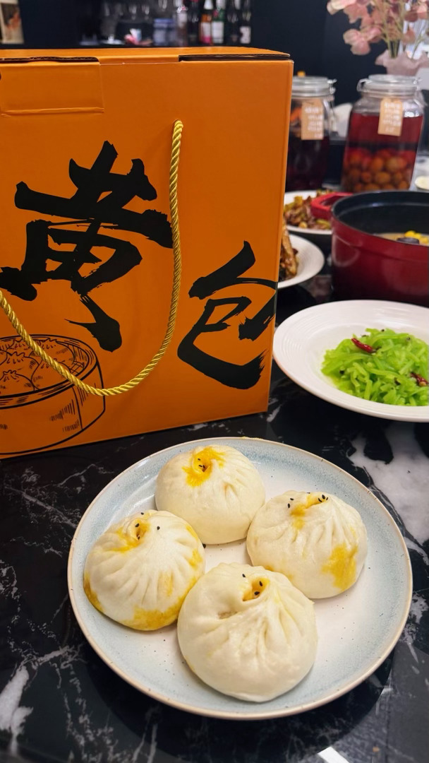 回杭州就做了一大桌子菜，朋友送的蟹黄包太太太好吃咯！ ​​​