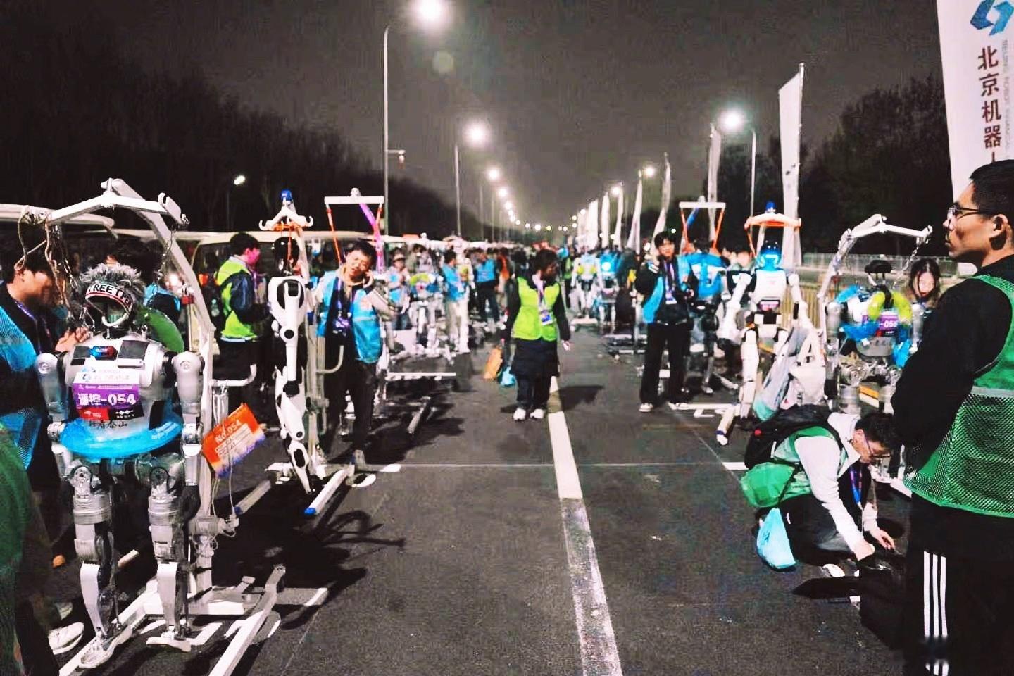 北京亦庄机器人半马机器人备战马拉松有多拼4月11日深夜，北京亦庄上演了一场硬核的