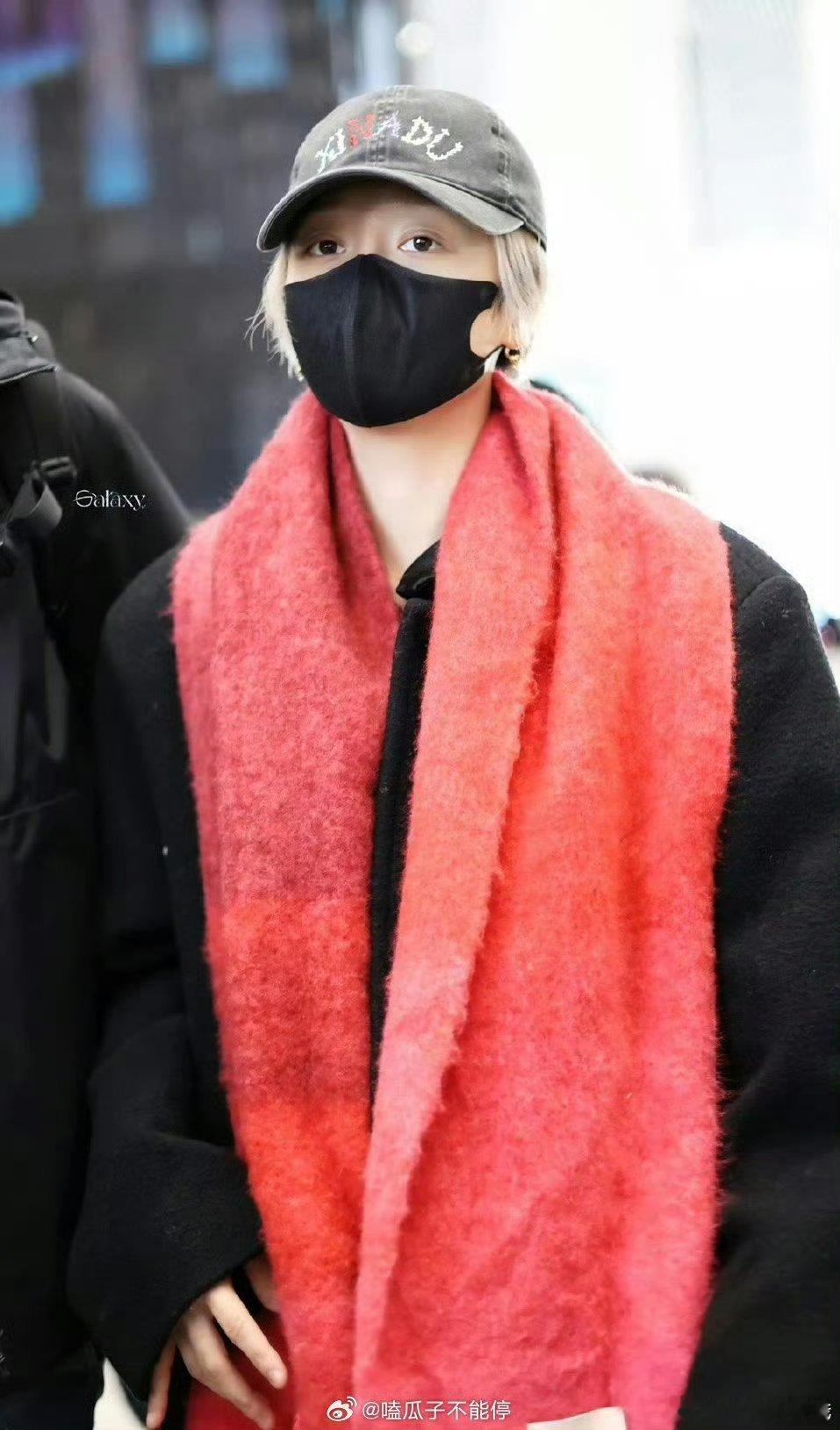 刘雨昕出发央视晚会录制路透，太喜庆了 红色围巾 