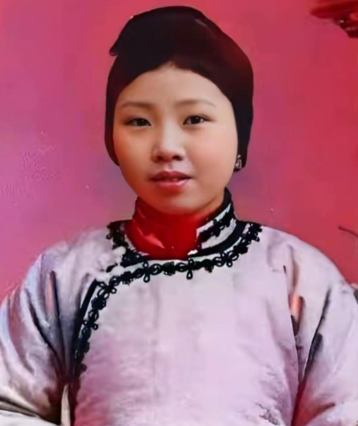 这是钱学森母亲章兰娟的照片。

章兰娟是相当有钱的一个人，她父亲叫章乐山，曾当过