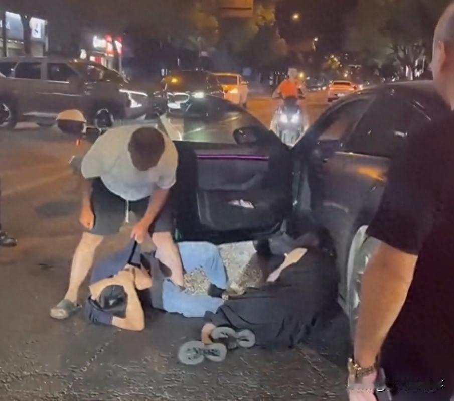 “这出轨下场太惨了！”最近，杭州一名男子晚上骑电动车出门，结果在酒店门口，活生生