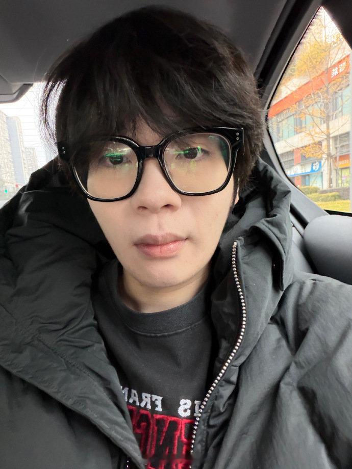 诚c黑框眼镜欣赏小米的超绝黑框眼镜的同时别忘了今天mjc的直播活动哟！！ 