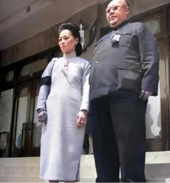 1956年，逃到美国后的马鸿逵，挺着腐败的大肚子，享受着小姨太给他做的奶酪，主政