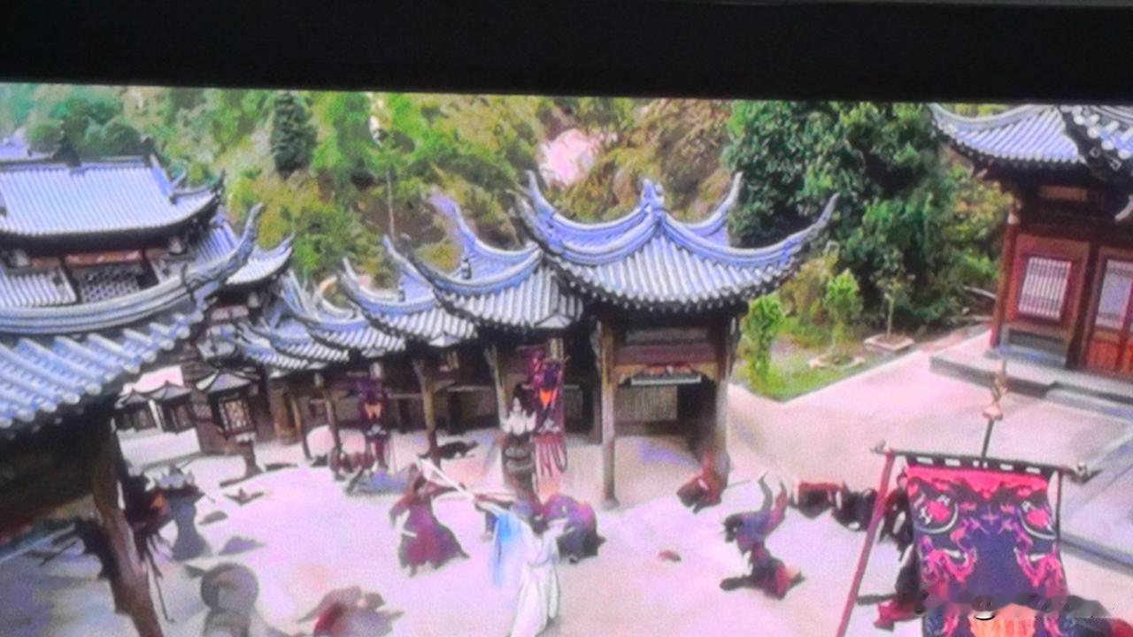 我们这儿有几处寺观都很有名，历史也很悠长，其中一处原来是属于道观，用来供奉雷神的