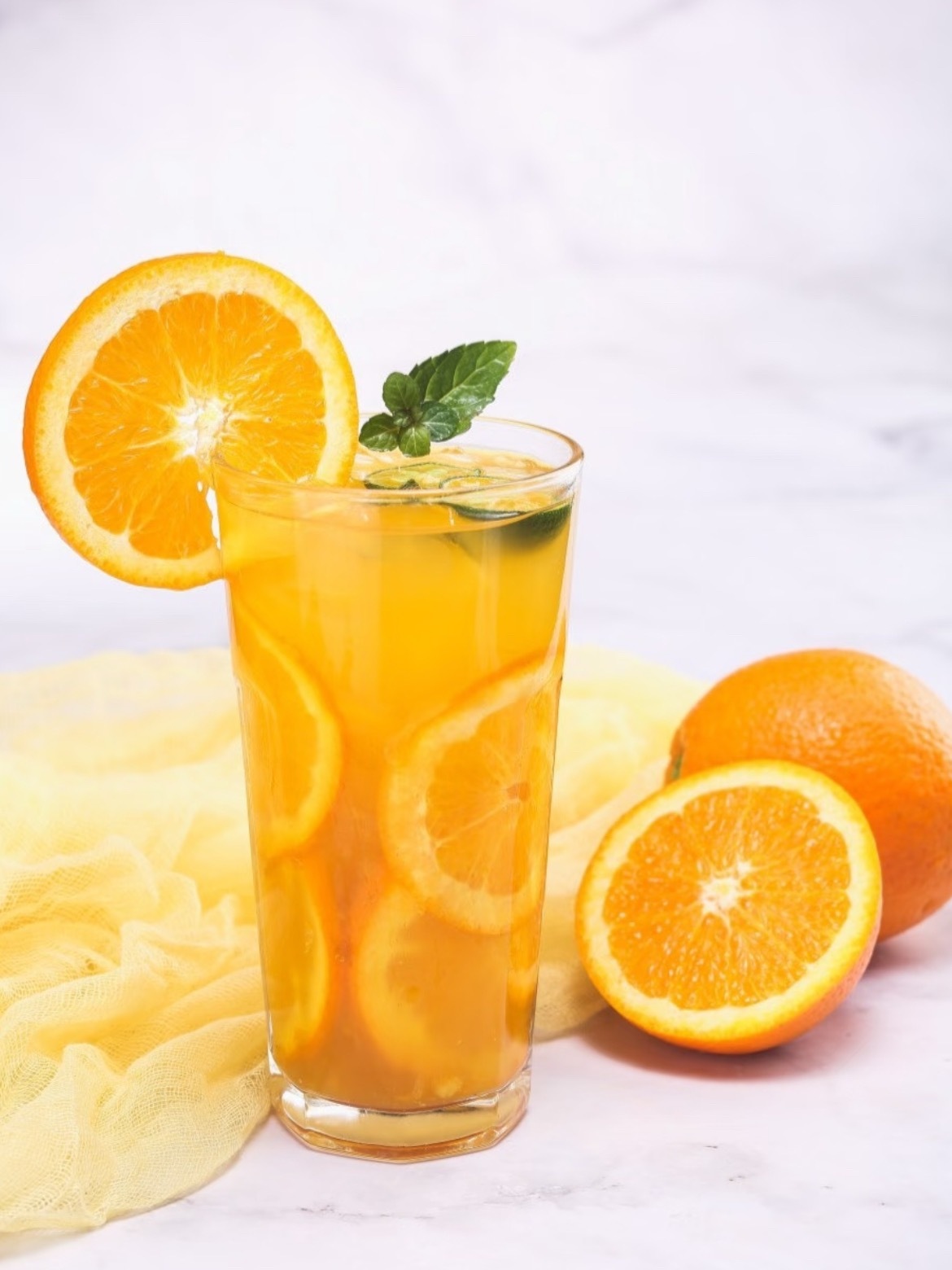 橙意满满夏暑茶太阳烤得柏油路冒热气？来杯橙意夏暑茶！鲜橙切片泡出阳光味，冰块叮咚
