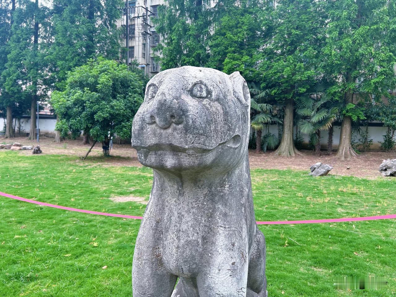 这个明代石虎有些呆萌：王爷陵墓石像基本规制（祖制）如下
数量：6对12件（低于帝