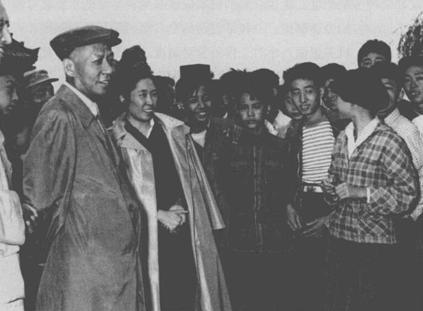 1958年9月，刘少奇在河南省开封市龙亭同青年学生交谈