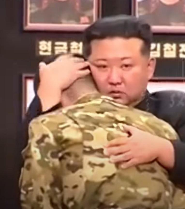 朝鲜出国作战军事经济得提升

韩国爆料援俄朝军近半月没在库尔斯克战场出现，这让大