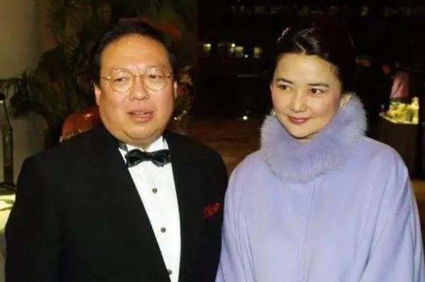 1996年，金马影后胡慧中与帮派大佬唐重生离婚后，转身嫁给了香港高官何志平，唐重