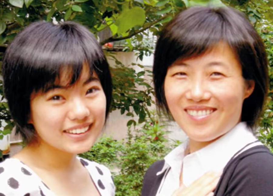 蒋方舟是她妈的演员，从微表情面相看，她妈一边文人相轻，对同行嗤之以鼻，另一方面又