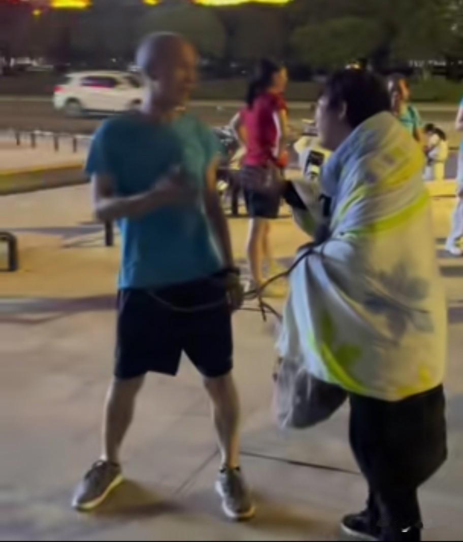 这个男子装疯卖傻把广场舞大妈都吓跑了，有人说他做了别人不敢做的事，很多人都烦广场