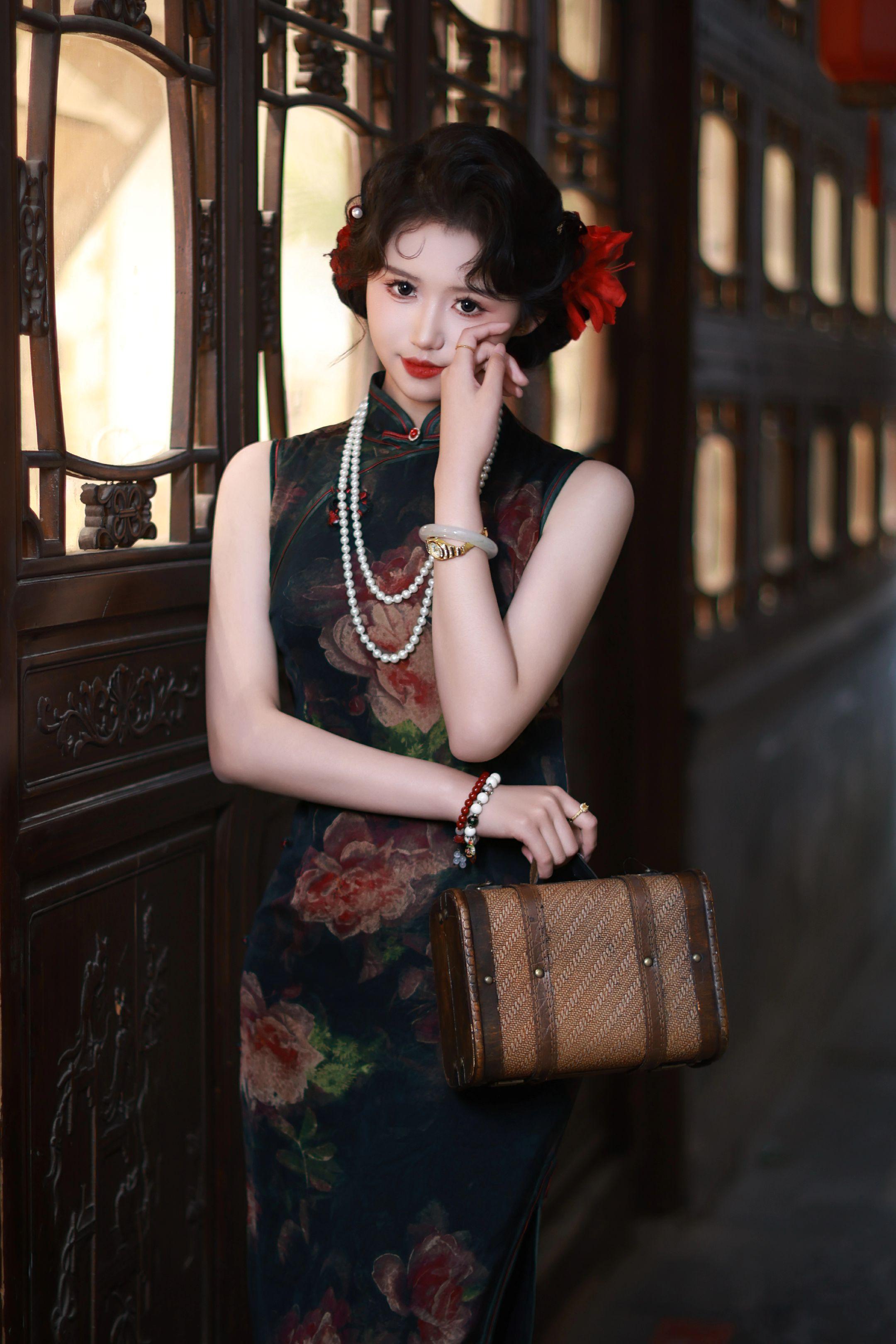 老门东花窗里，藏着金陵旗袍的温柔旧梦。老门东的花窗里，藏着金陵的半阙旧...