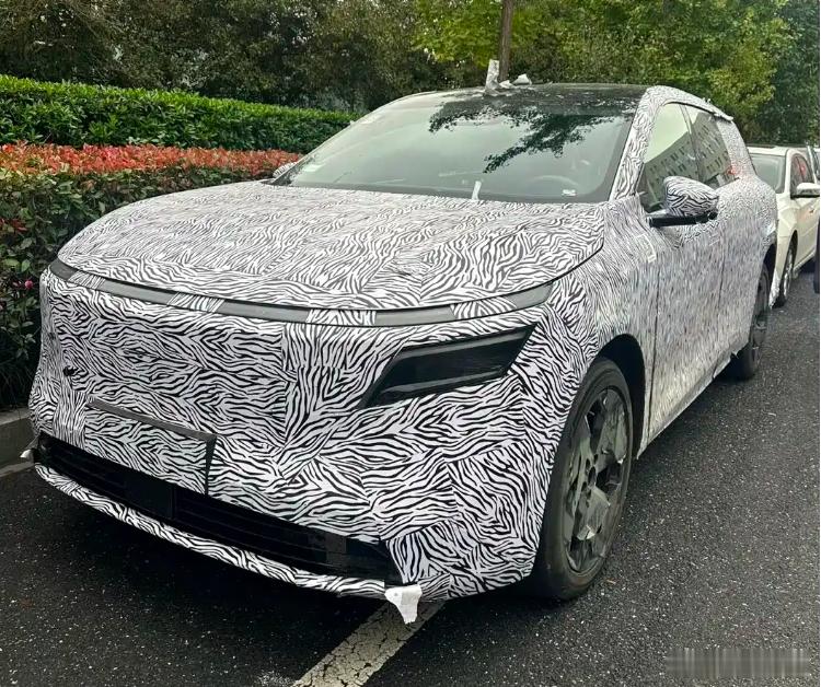 懂车之道快讯，网络上曝光一组东风日产N8谍照，此次谍照展示了新车内饰的配置，从车