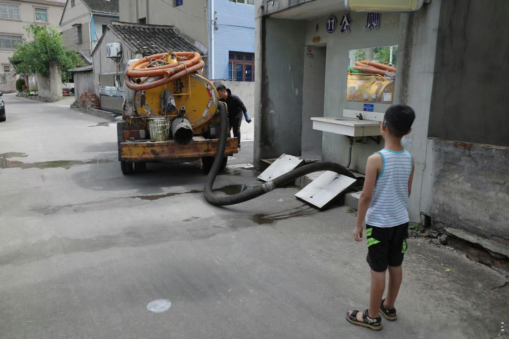 95后掏粪工上班开粪车下班开奔驰gogogo，出发吧，留给我们的致富道路不多了 