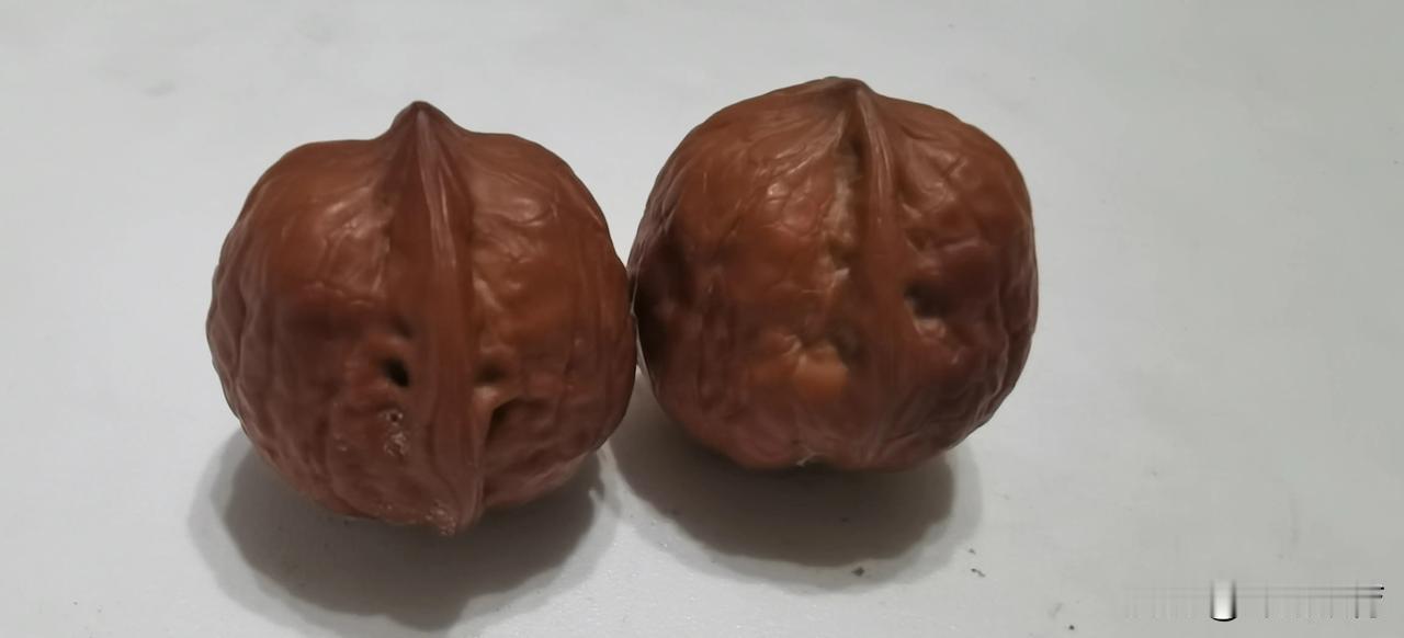 我的玩核桃，就是从这对云南纸皮核桃开始的，今天把他们找出来，掏空，准备注入树脂。