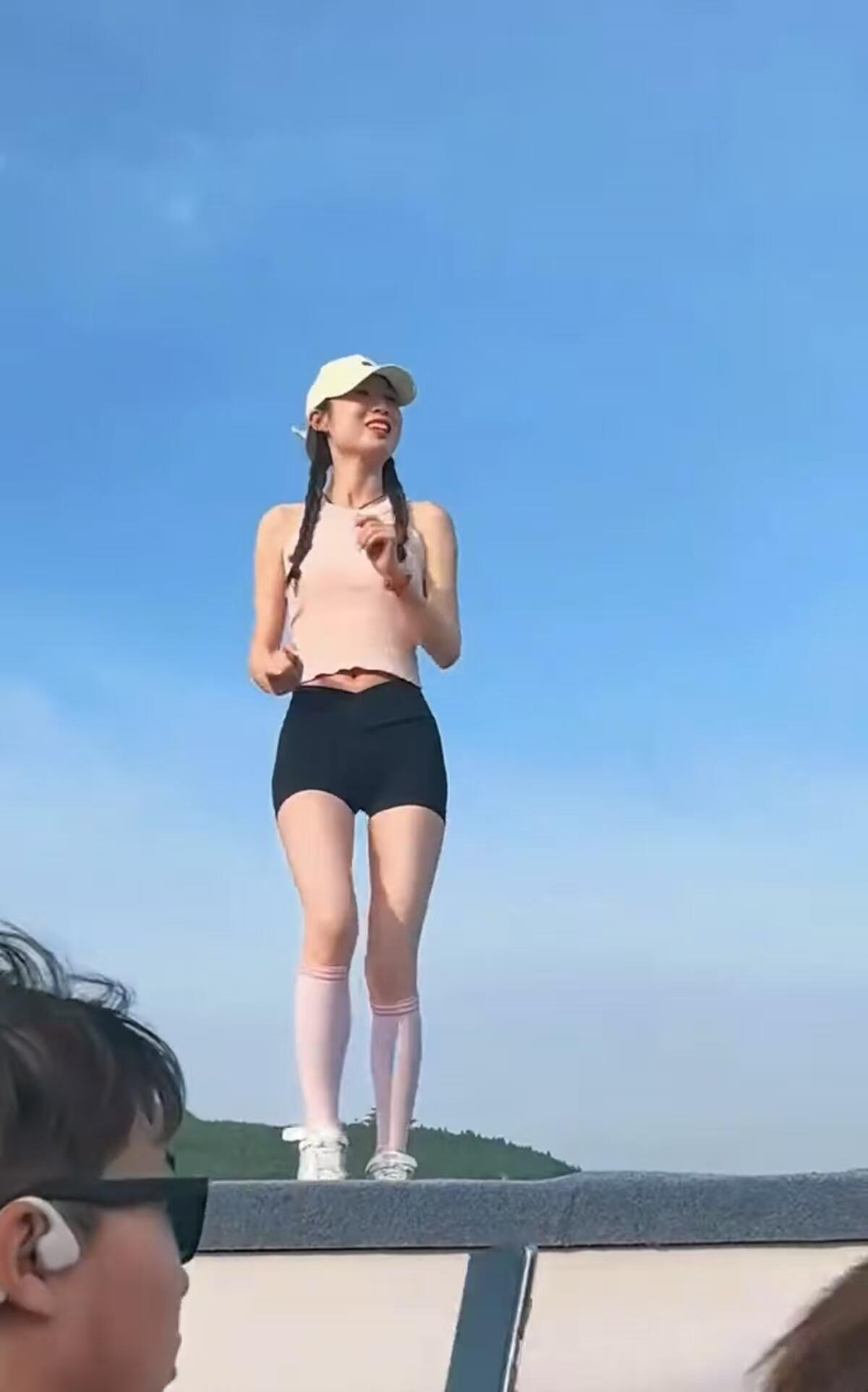 马拉松拉伸员小姐姐走红武安马拉松“拉伸女神”身份成谜！网友急呼：快抓住这泼天富贵