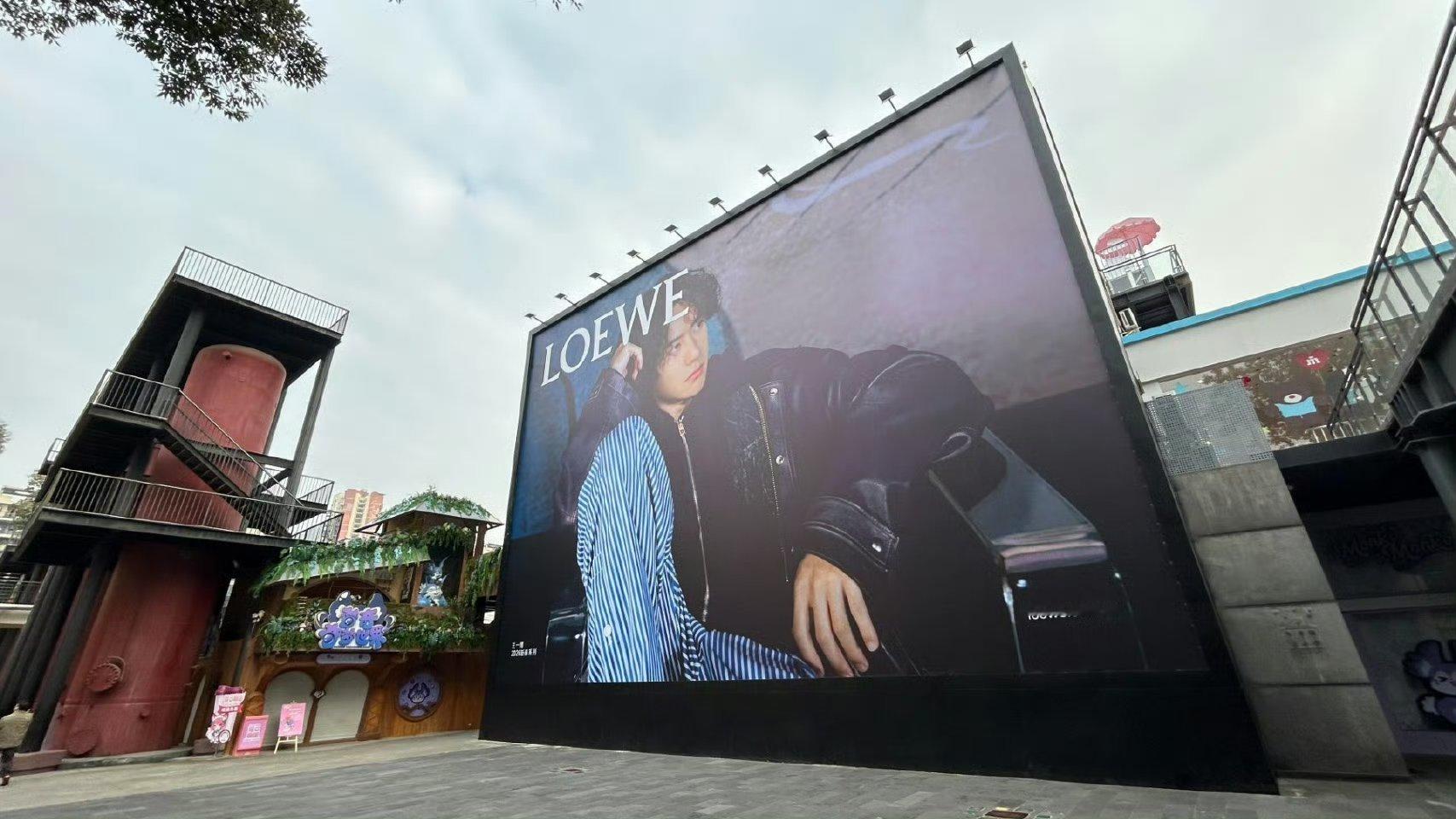王一博Loewe拍新广了，线下超大地广已铺，越放大越好看